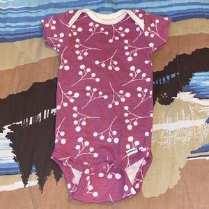 cute unique purple floral ORGANIC COTTON onesie - never worn - soft & summery 🌷